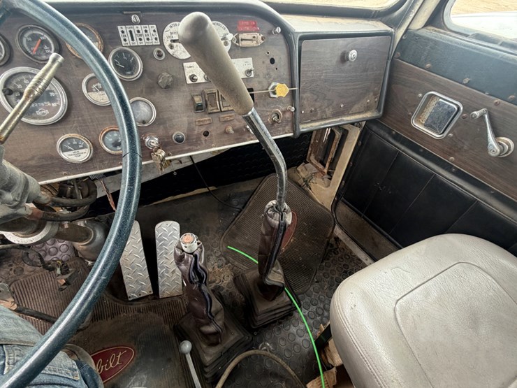 1975-peterbilt-359-image-11