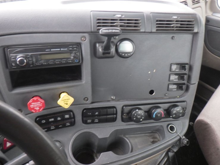2017-freightliner-cascadia-125-image-17