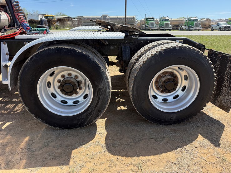 2013-peterbilt-367-image-17