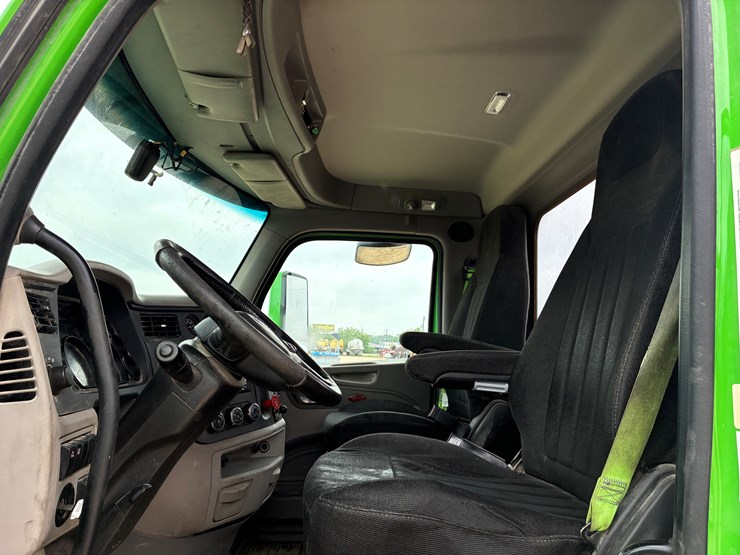 2019-peterbilt-567-image-7