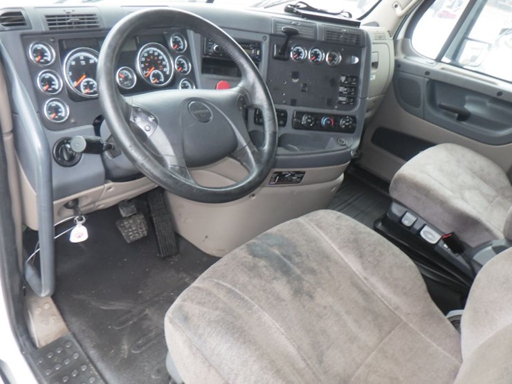 2017-freightliner-cascadia-125-image-19