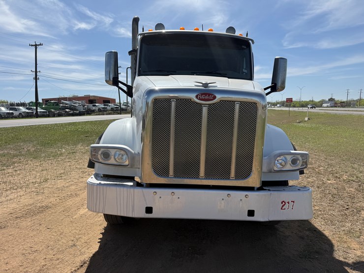 2018-peterbilt-567-image-2