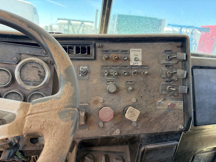 2000-peterbilt-378-image-10