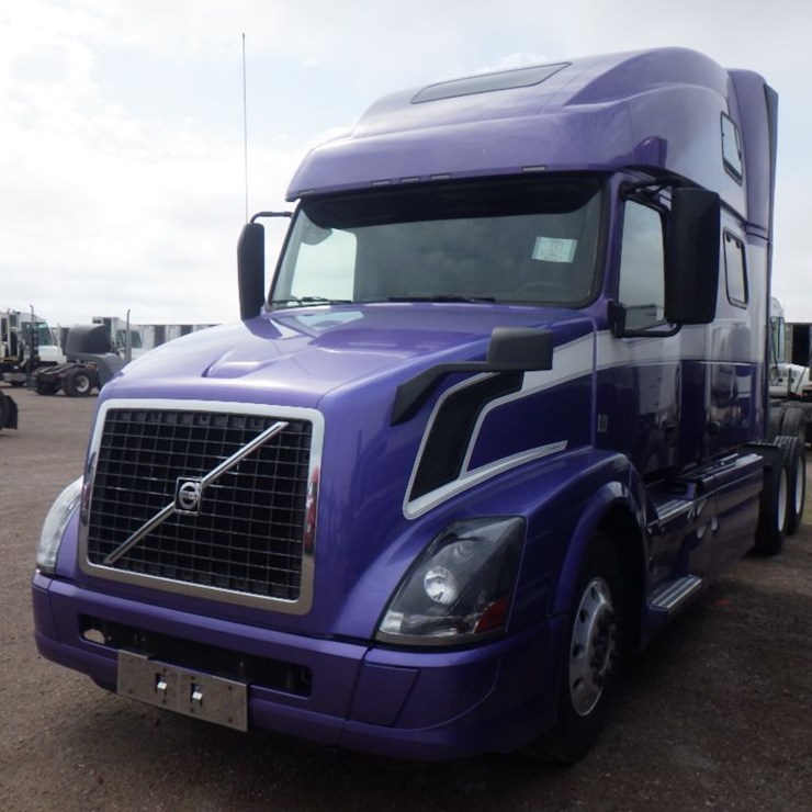 2016 VOLVO VNL780