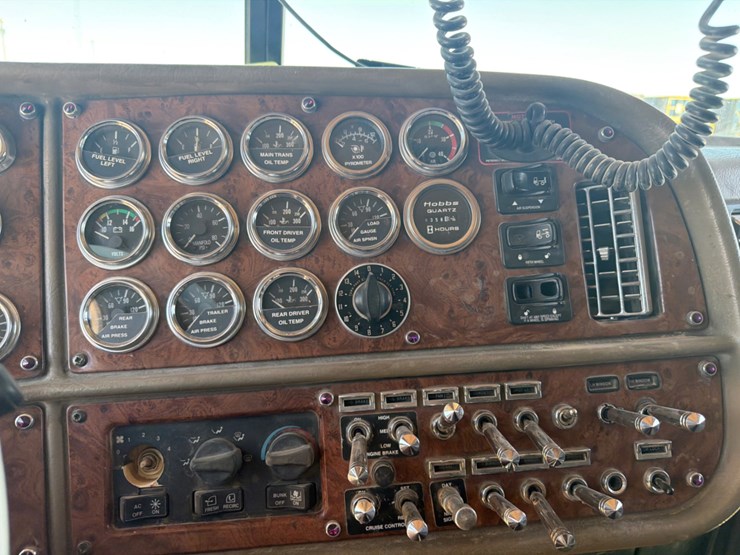 2005-peterbilt-379-image-11