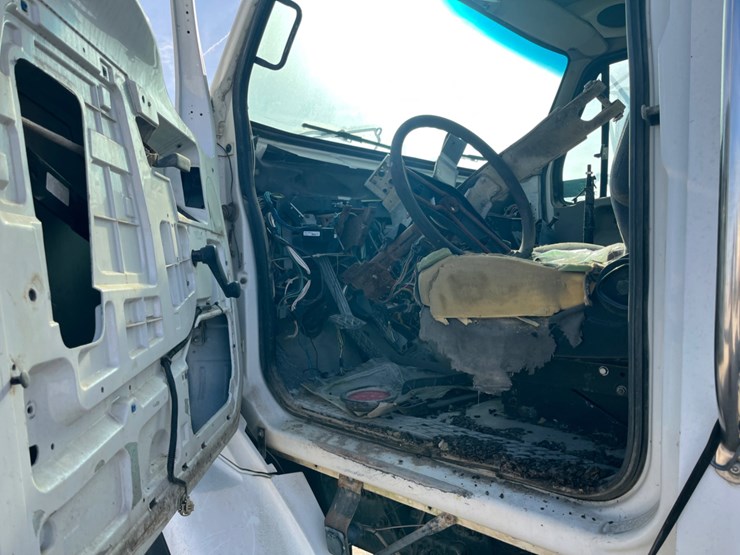 2005-sterling-l9500-image-17