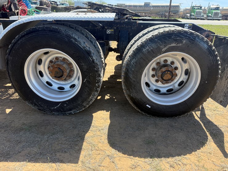 2013-peterbilt-367-image-15