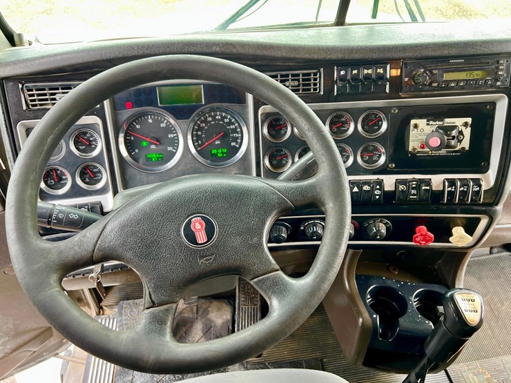 2013-kenworth-t800-image-3