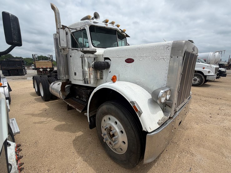 1975-peterbilt-359-image-3