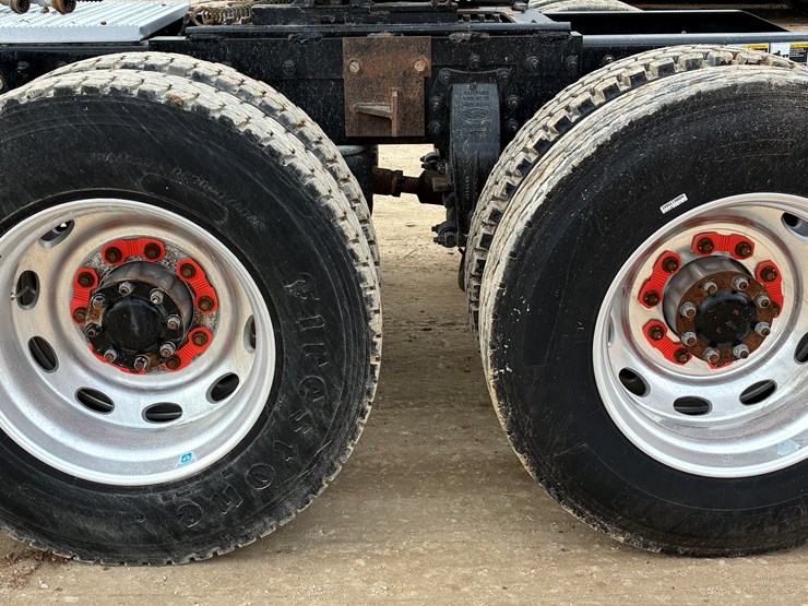 2014-peterbilt-567-image-11