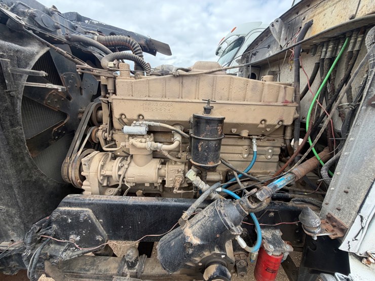 1975-peterbilt-359-image-13