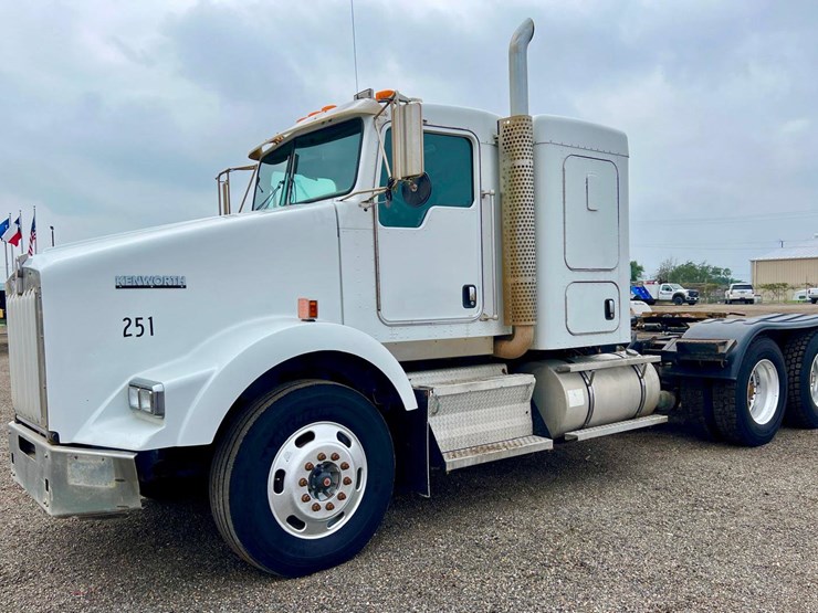 2013-kenworth-t800-image-1