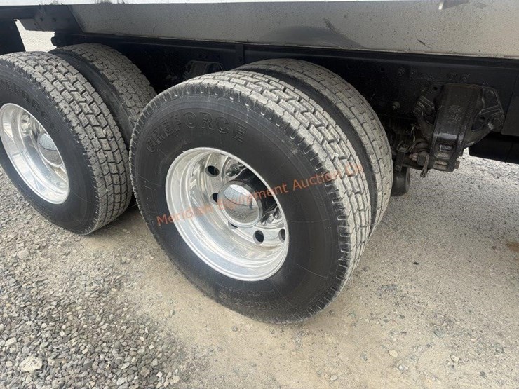 2014-freightliner-108sd-image-30