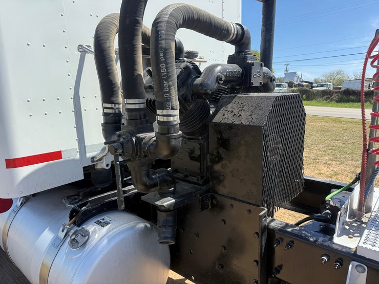 2018-peterbilt-567-image-16