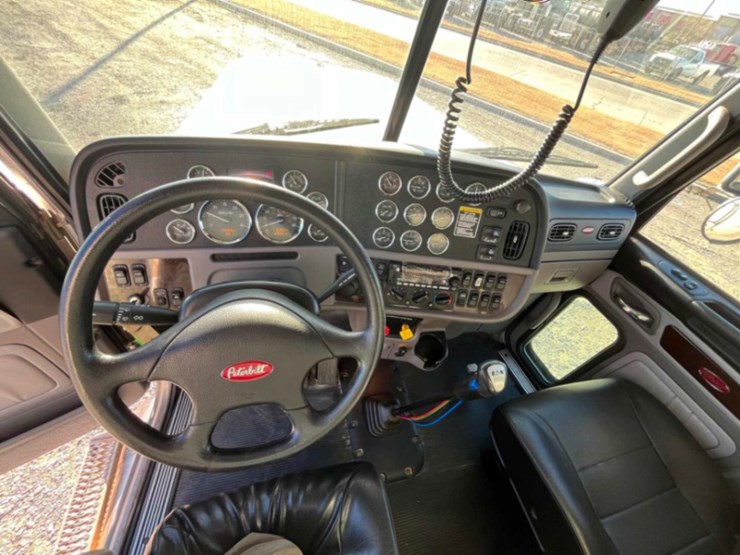2017-peterbilt-389-image-2