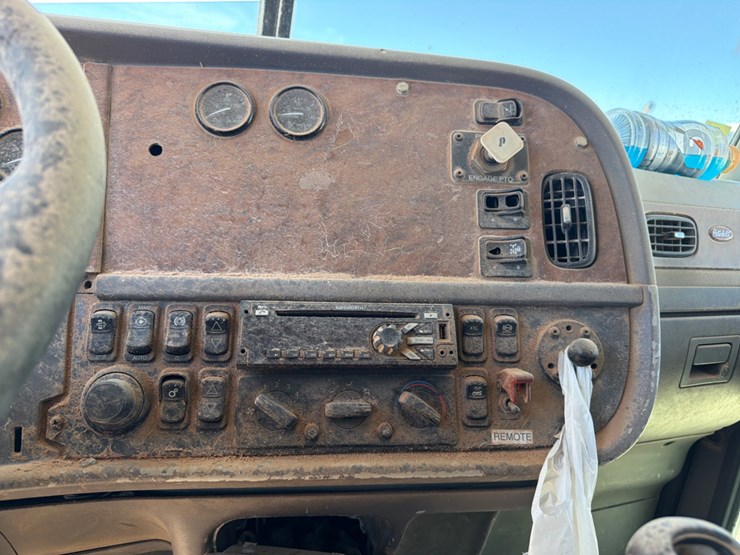 2009-peterbilt-365-image-11