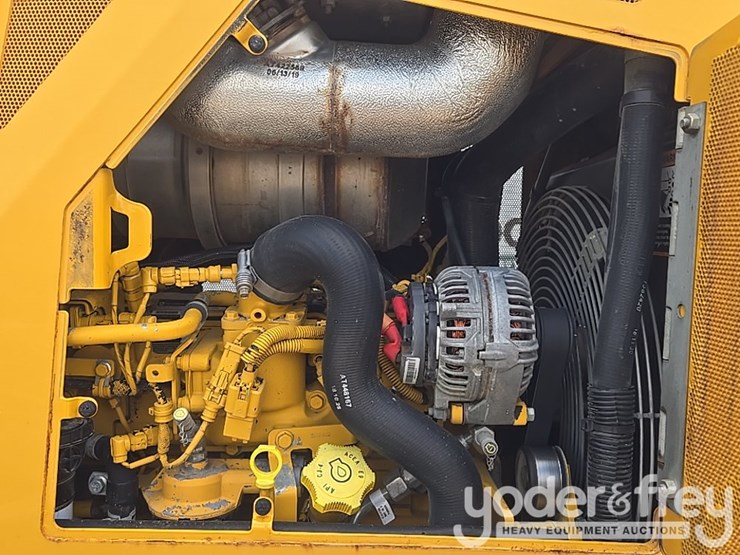 2019-deere-450k-lgp-image-36