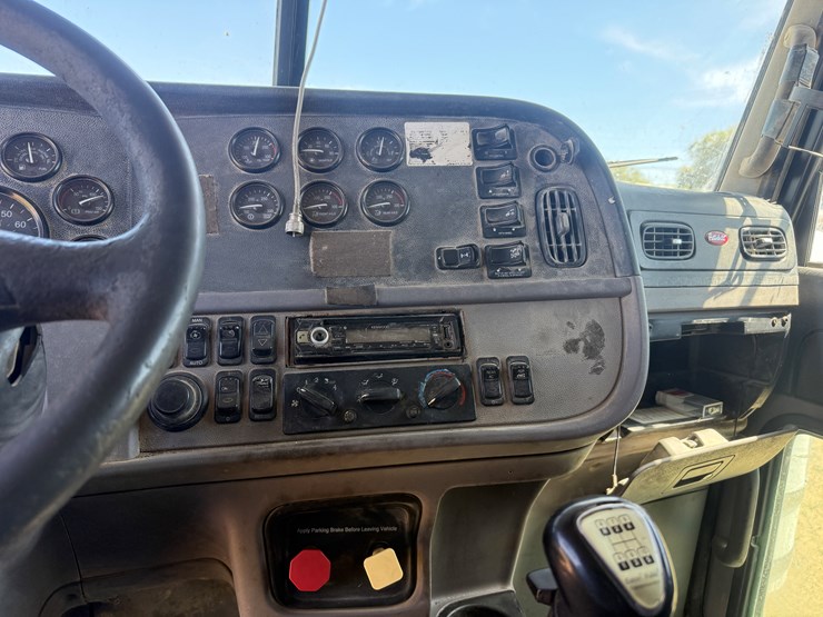 2013-peterbilt-367-image-17