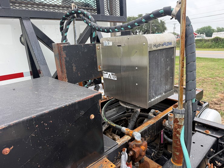 2016-peterbilt-367-image-12