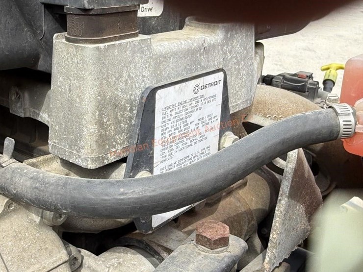 2014-freightliner-108sd-image-39