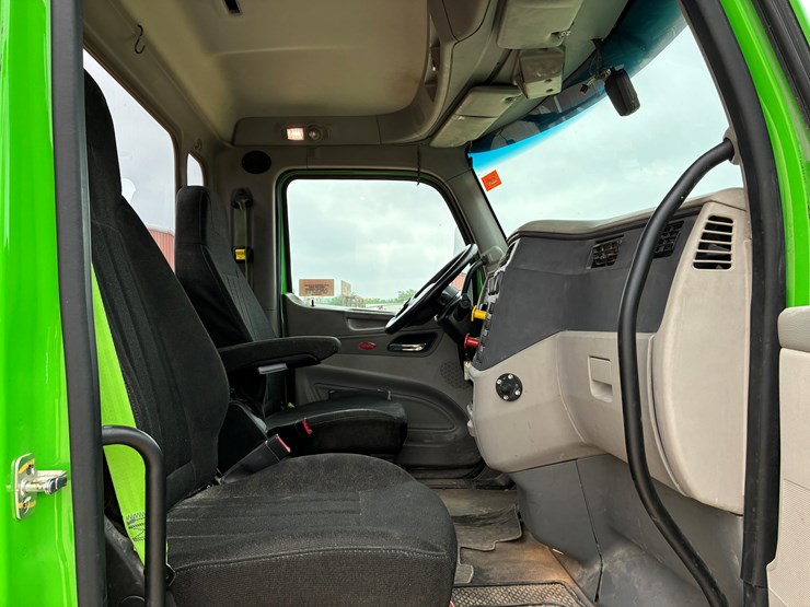 2019-peterbilt-567-image-8