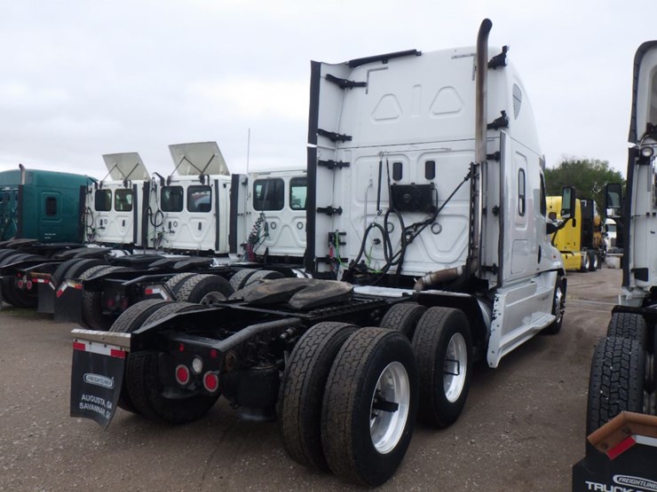 2017-freightliner-cascadia-125-image-10