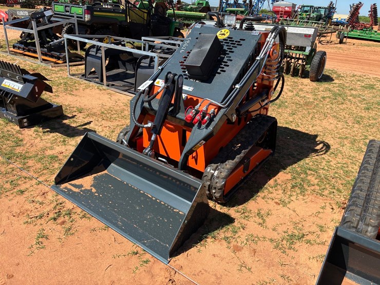 #t8626-•-wolverine-mini-skid-steer-image-1