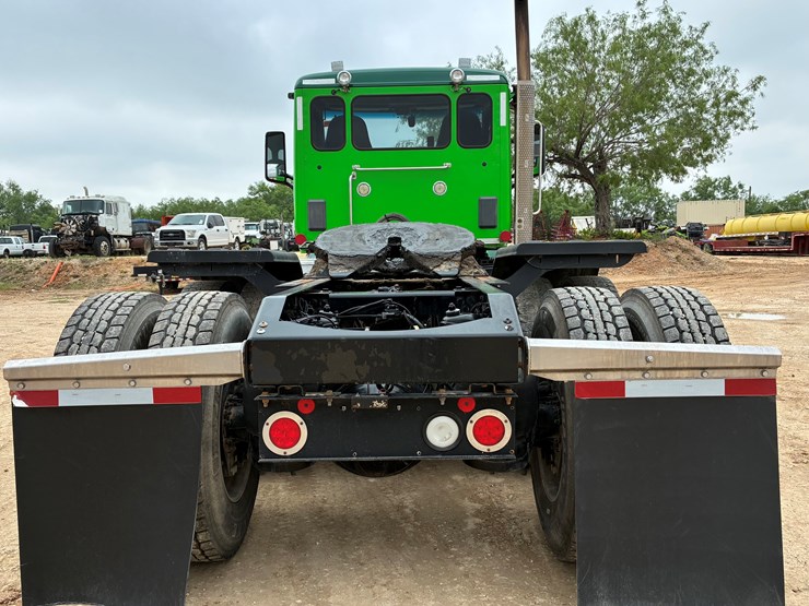 2019-peterbilt-567-image-5