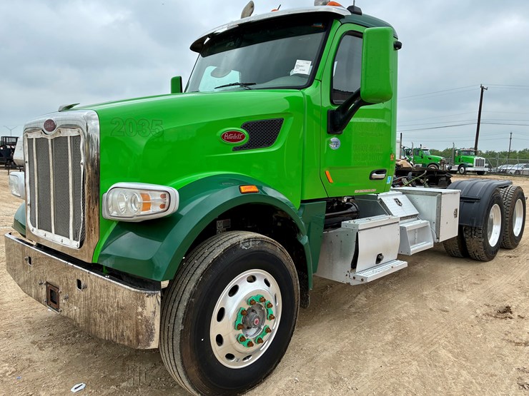 2019-peterbilt-567-image-1