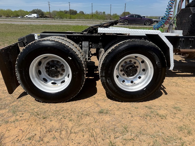 2018-peterbilt-567-image-14