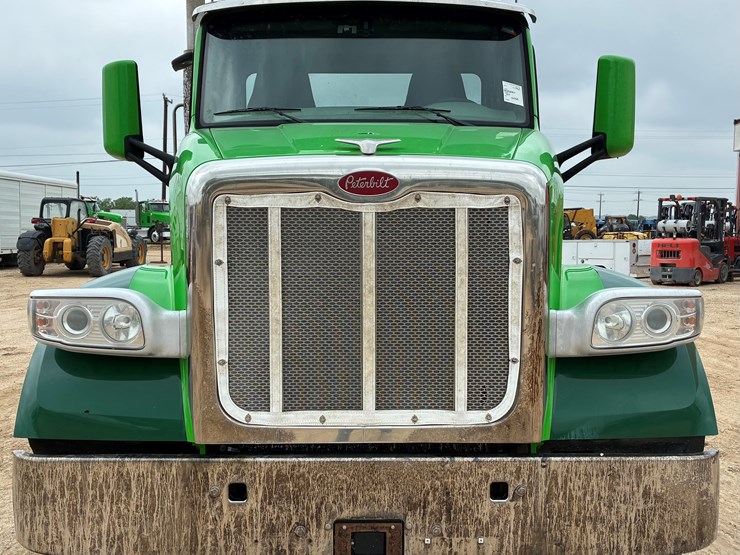 2019-peterbilt-567-image-2