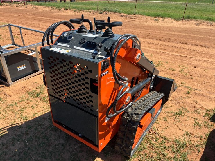 #t8625-•-wolverine-mini-skid-steer-image-3