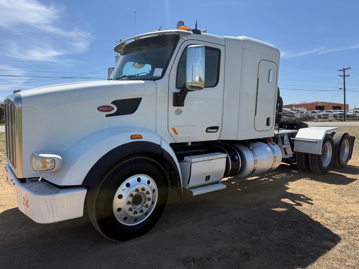 2018-peterbilt-567-image-1
