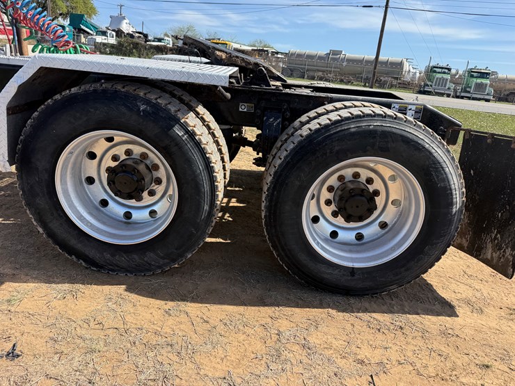 2018-peterbilt-567-image-14