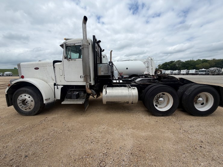 1975-peterbilt-359-image-7