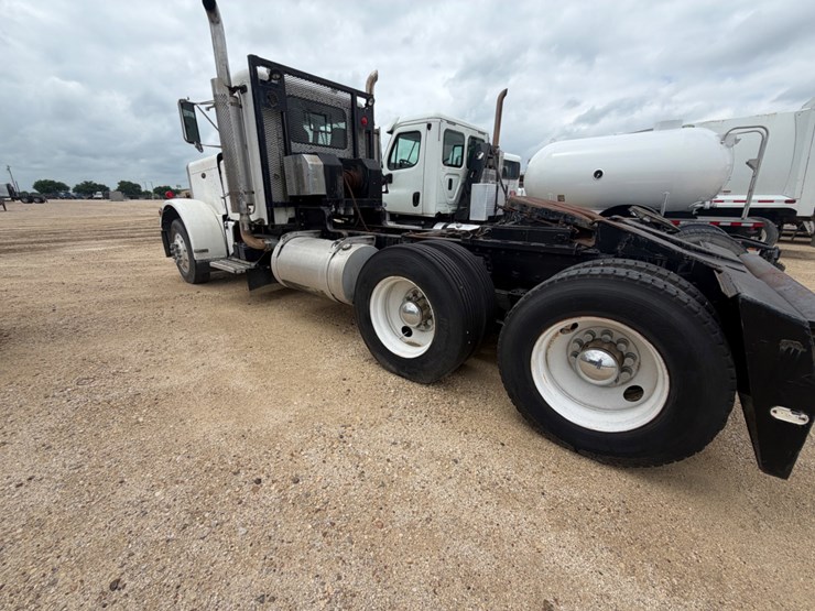 1975-peterbilt-359-image-6