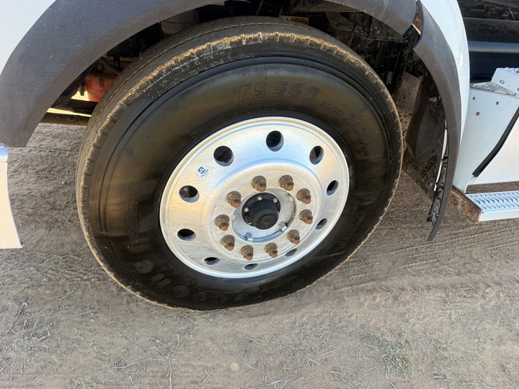 2018-peterbilt-567-image-12