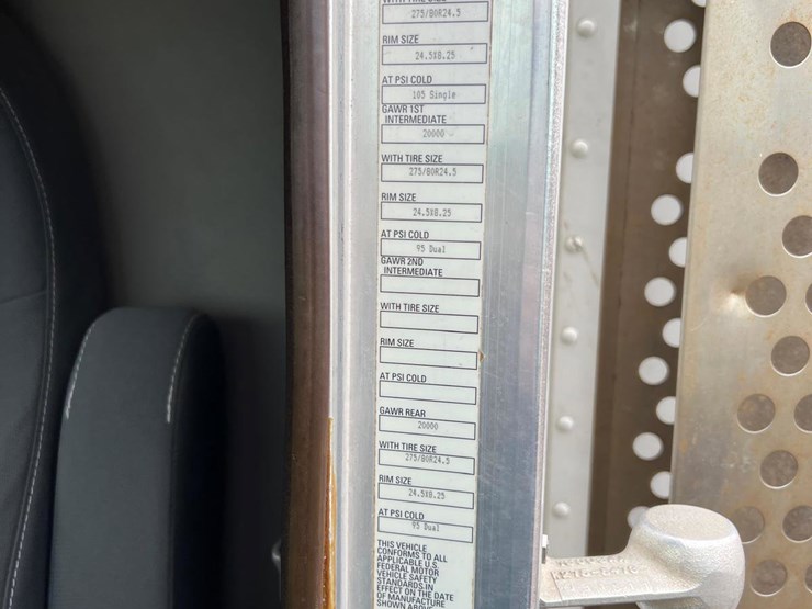 2013-kenworth-t800-image-2