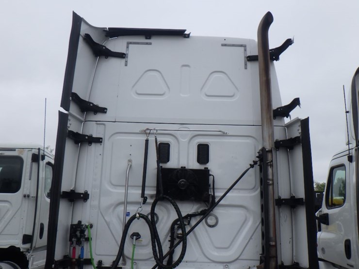 2017-freightliner-cascadia-125-image-13