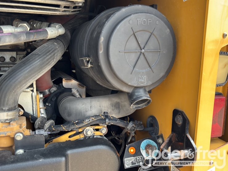 2022-caterpillar-299d3-image-33