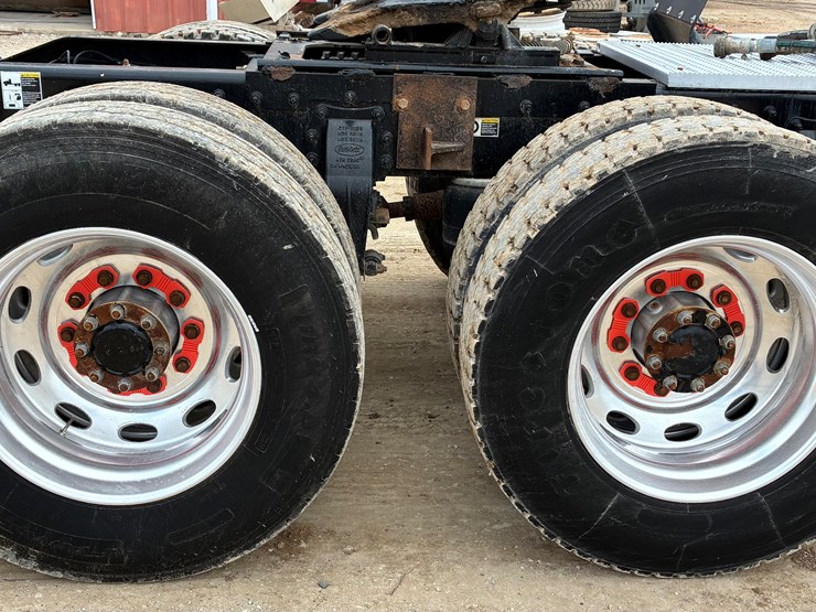 2014-peterbilt-567-image-12