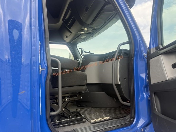 2020-freightliner-cascadia-113-image-34