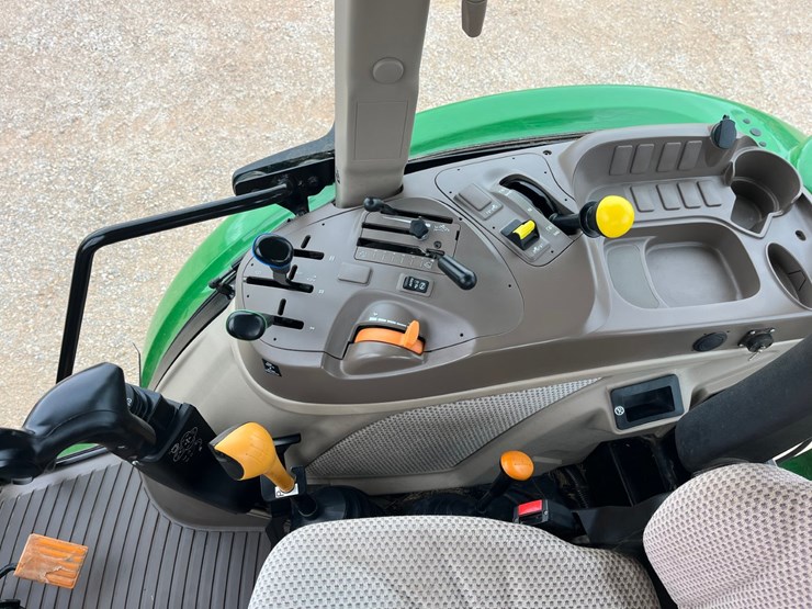 2019-john-deere-5100m-image-17