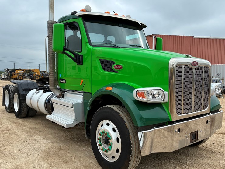 2019-peterbilt-567-image-3