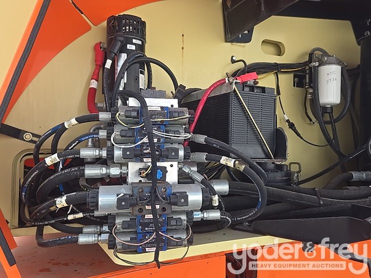 2016-jlg-800aj-image-43