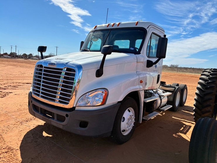 #t8415-•-freightliner-truck-image-2
