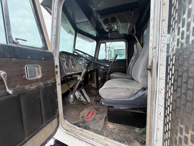 1975-peterbilt-359-image-8