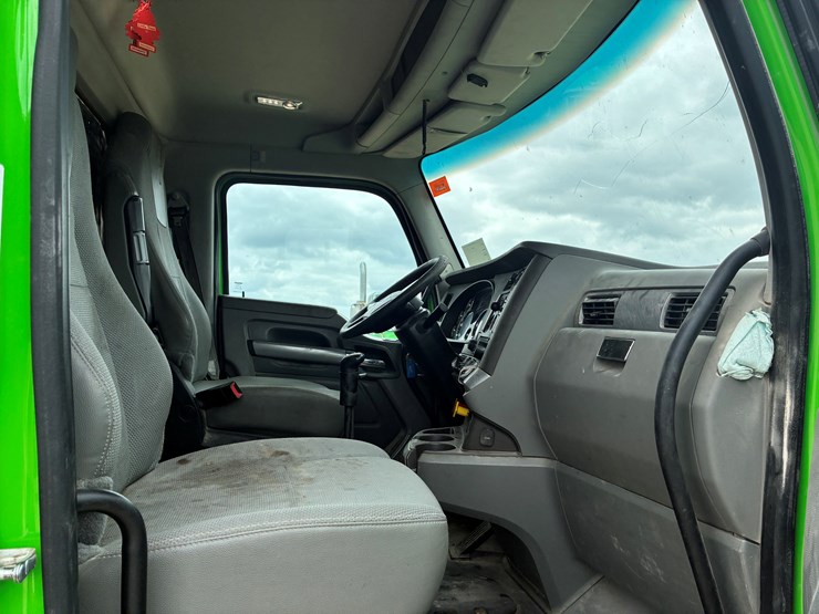 2019-kenworth-t880-image-8