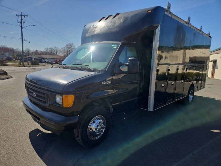2005-ford-e450-image-1