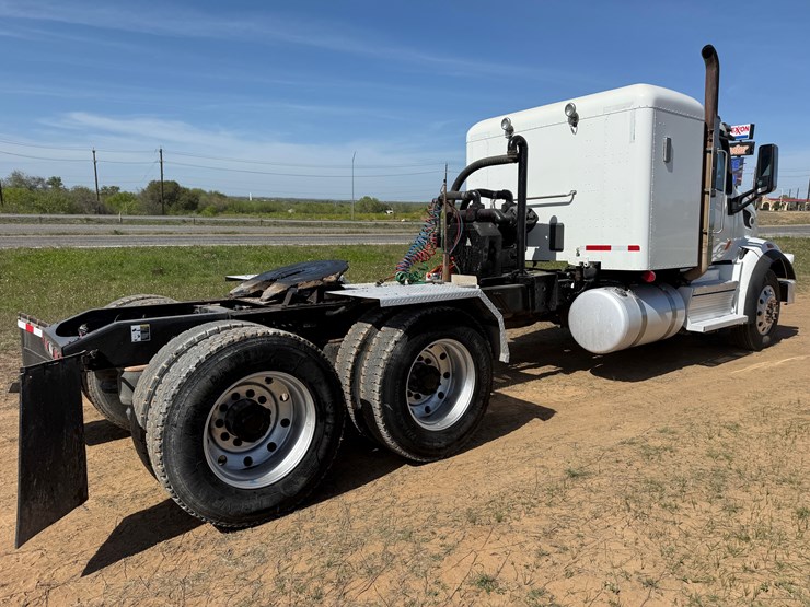 2018-peterbilt-567-image-5